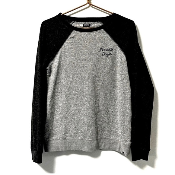 Volcom Radical Days Gray Raglan Fleece Sweatshirt Women’s Size XS Sporty Skater - Picture 1 of 14